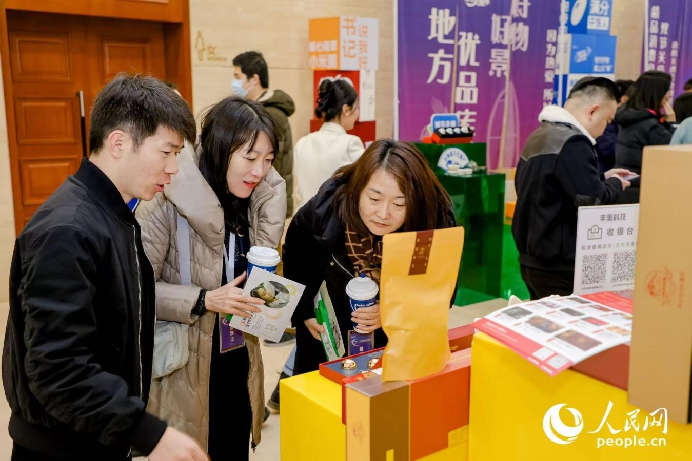 “精品消費(fèi)月·雙節(jié)關(guān)愛(ài)季”專(zhuān)項(xiàng)工作首站活動(dòng)現(xiàn)場(chǎng)。