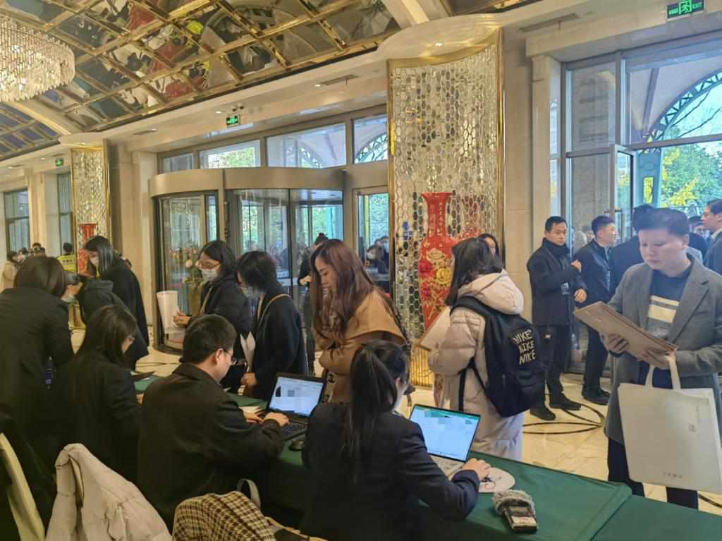 12月12日，第十批國家組織藥品集中帶量采購現(xiàn)場。新華社記者龔雯 攝