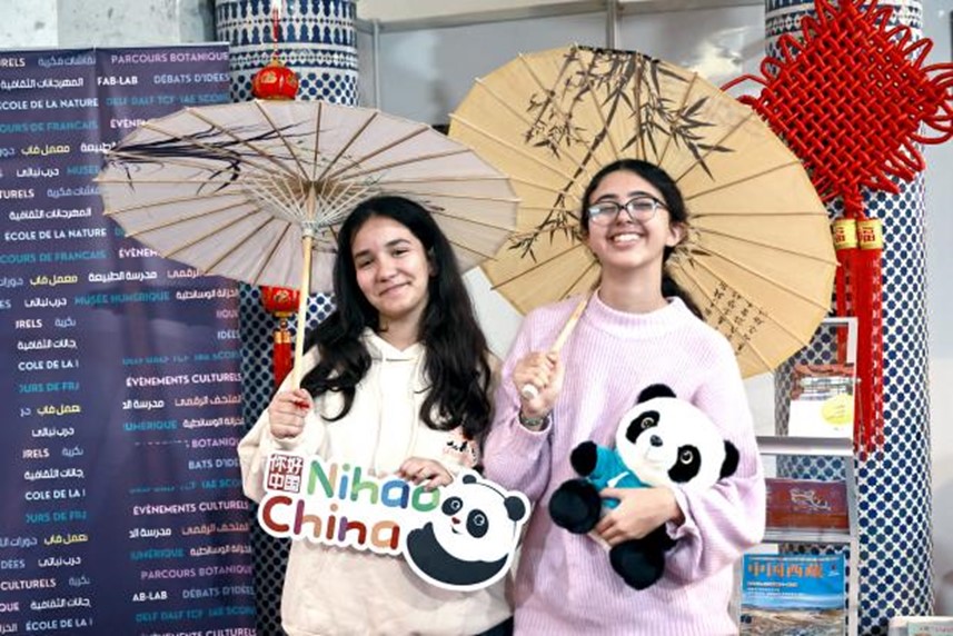 兩名女孩在合影。拉巴特中國文化中心供圖