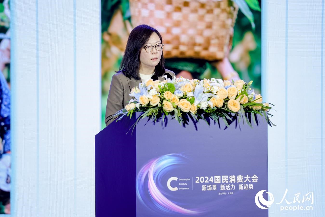 百果園集團首席營銷官楊茜在2024國民消費大會現(xiàn)場進行分享。
