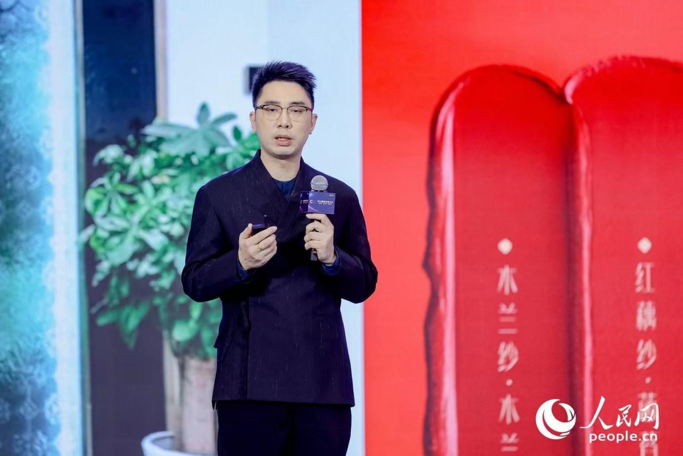 花西子聯(lián)合創(chuàng)始人任剛睿在2024國民消費(fèi)大會(huì)現(xiàn)場(chǎng)進(jìn)行分享。