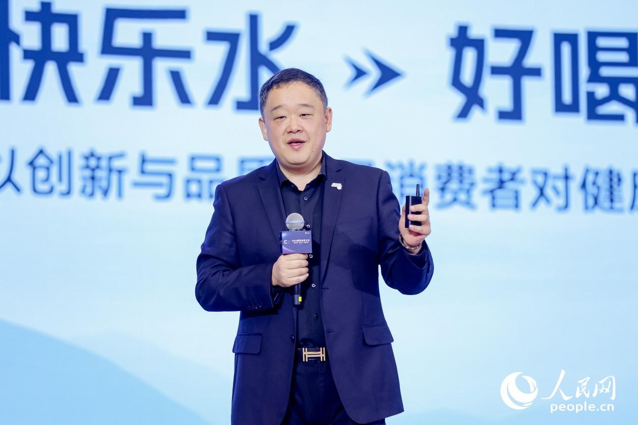 樂百氏（廣東）飲用水有限公司總經(jīng)理郝曉偉在2024國(guó)民消費(fèi)大會(huì)上分享。