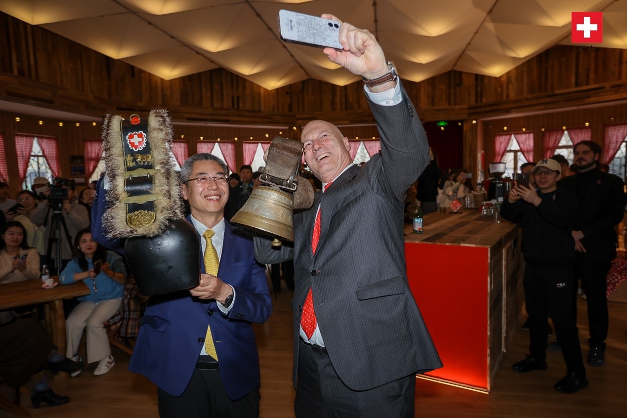 瑞士駐華大使白瑞誼與北京市西城區(qū)委副書記、代區(qū)長(zhǎng)郅海杰搖響瑞士牛鈴，共同為小木屋揭幕。瑞士駐華大使館供圖