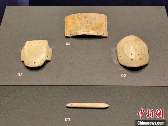 12月14日，“文明先鋒—凌家灘文化玉器展”在故宮博物院文華殿開(kāi)幕。圖為展覽現(xiàn)場(chǎng)的玉龜、玉版和玉簽。 中新社記者 應(yīng)妮 攝