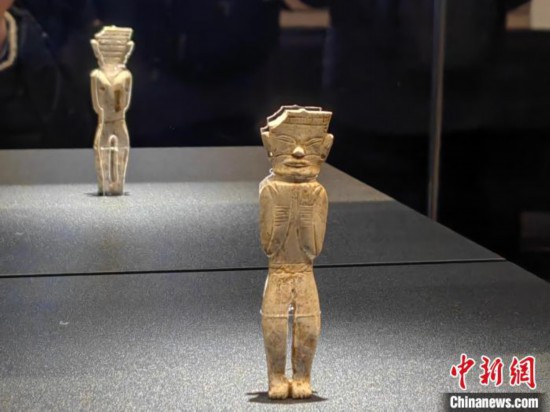 12月14日，“文明先鋒—凌家灘文化玉器展”在故宮博物院文華殿開(kāi)幕。圖為展覽現(xiàn)場(chǎng)的立姿玉人。 中新社記者 應(yīng)妮 攝