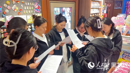 工會組織企業(yè)職工開展技能培訓(xùn)活動。人民網(wǎng)記者 張哲鑫攝