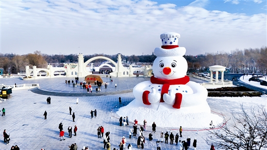 12月8日，黑龍江哈爾濱市今冬第一個大雪人“雪人先生”在太陽島風(fēng)景區(qū)落成。大雪人高20米，用雪量4000立方米。圖為12月9日在哈爾濱太陽島風(fēng)景區(qū)正門廣場拍攝的大雪人。新華社記者 王松攝