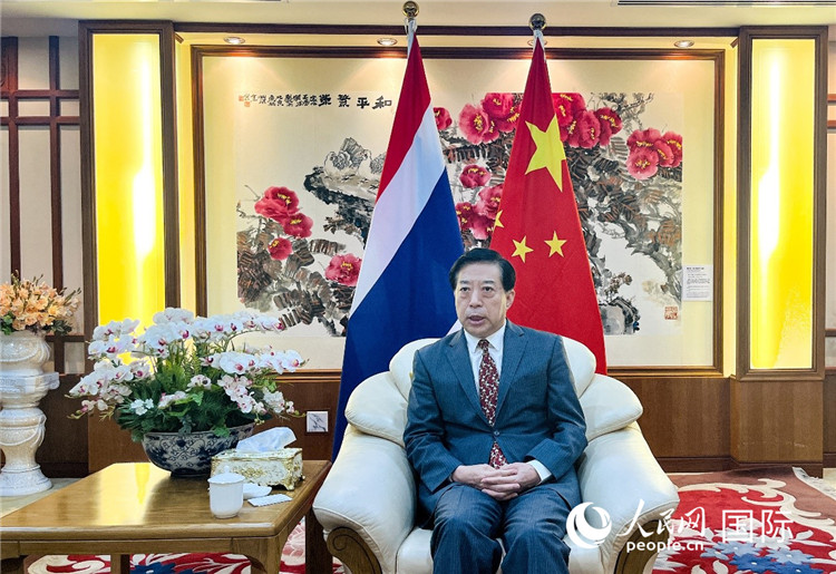 2024年12月10日，中國駐泰國大使韓志強(qiáng)在泰國曼谷接受中國—東盟中心（ACC）組織的“多彩東盟：2024年中國媒體東盟行”媒體團(tuán)采訪。人民網(wǎng)記者 羨江楠攝