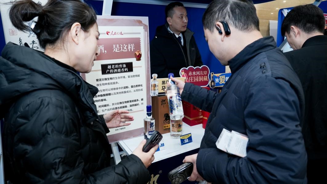 白酒展位負(fù)責(zé)人在為嘉賓介紹。張新攝