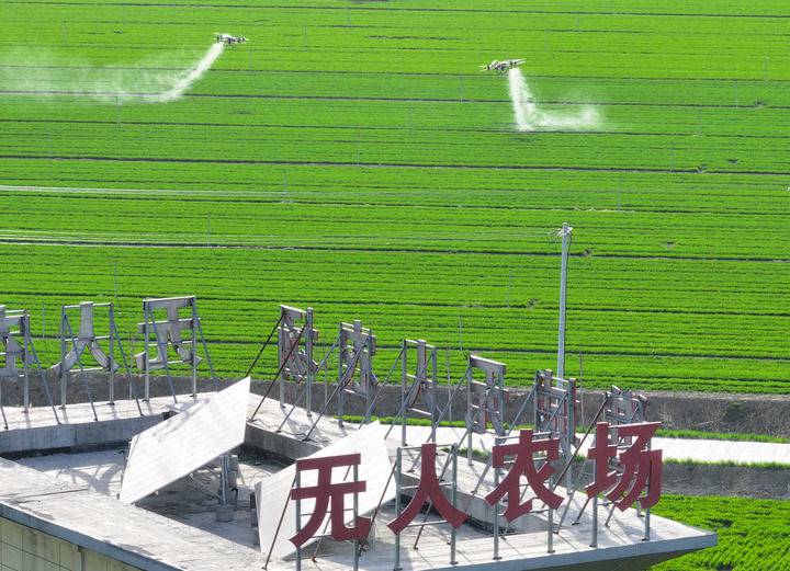 2024年3月19日，在安徽省亳州市譙城區(qū)趙橋鄉(xiāng)雙樓村的無(wú)人農(nóng)場(chǎng)，農(nóng)業(yè)無(wú)人機(jī)按照事先設(shè)定好的線路進(jìn)行作業(yè)（無(wú)人機(jī)照片）。新華社記者 杜宇 攝