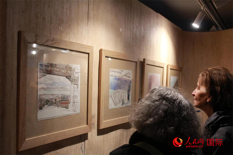 法國觀眾在欣賞展品。人民網(wǎng)記者 尚凱元攝