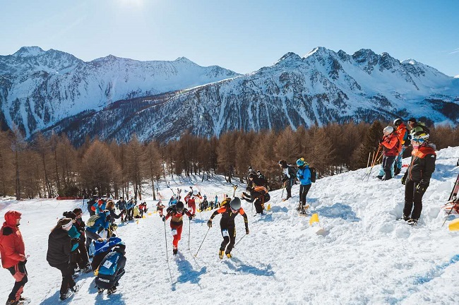 中國隊布魯爾（4號）在比賽中保持領(lǐng)先。中國滑雪登山隊供圖
