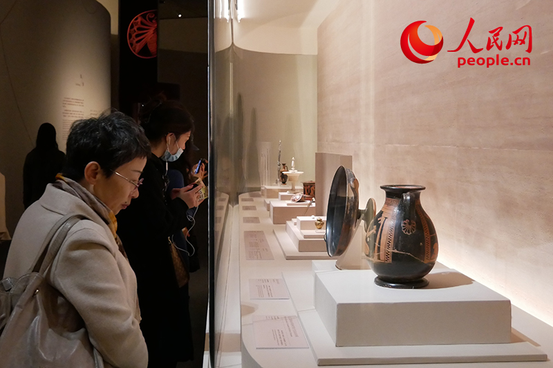 11月13日，觀眾正在國(guó)博參觀“美的多元——古希臘的藝術(shù)與生活”展。人民網(wǎng)記者 韋衍行攝