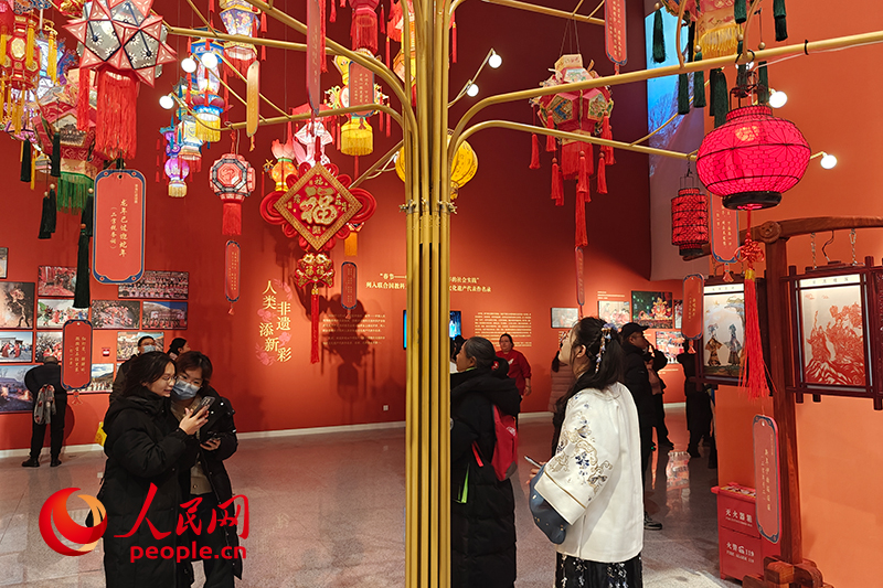 12月21日，觀眾正在參觀“過(guò)年——春節(jié)主題展”。人民網(wǎng)記者 韋衍行攝