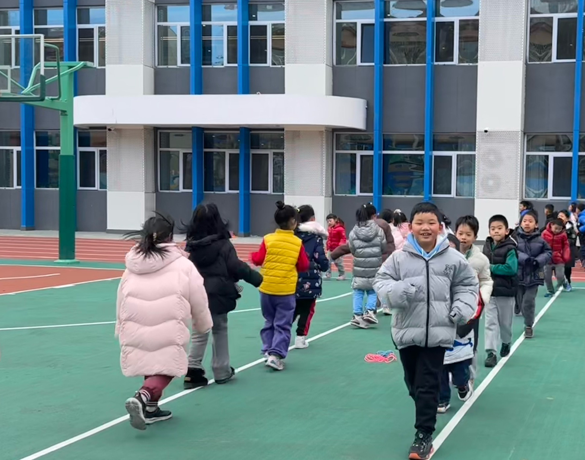 一年級的同學(xué)課間跑步 。學(xué)校供圖