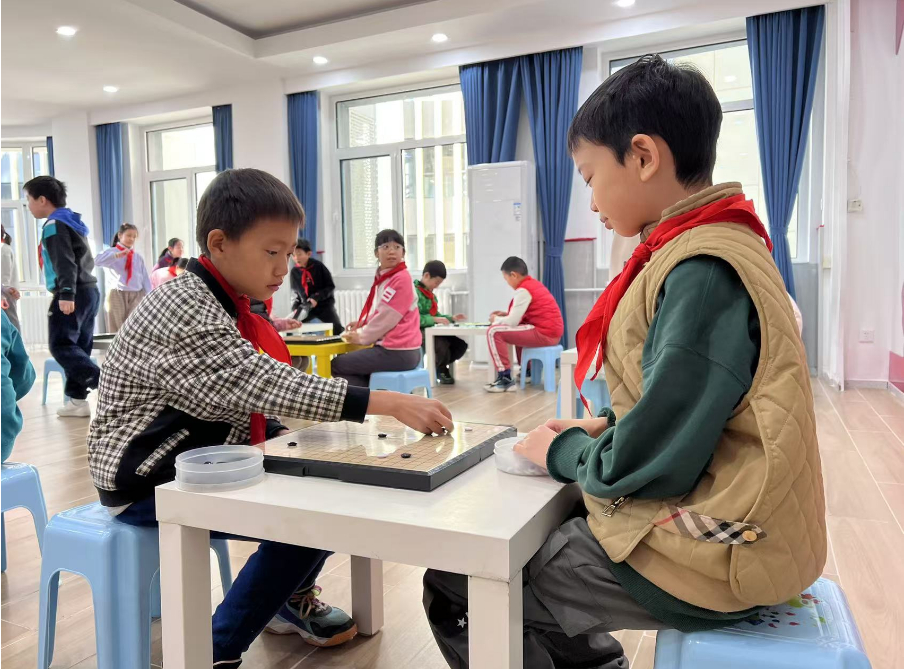 學(xué)生們在少先隊大廳下圍棋。人民網(wǎng) 白炅攝