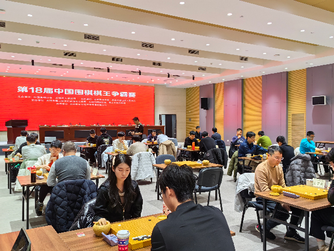 棋手在比賽中。人民網(wǎng)記者 李乃妍攝