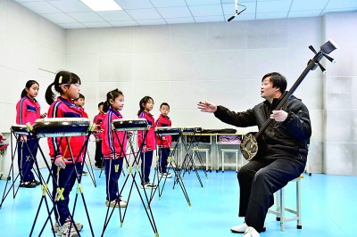 圖為12月30日，在惠民縣胡集鎮(zhèn)第一小學，老師指導學生學習西河大鼓。新華社記者 郭緒雷攝