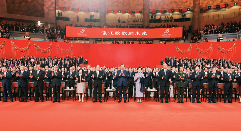 2024年12月19日晚，慶祝澳門回歸祖國(guó)25周年文藝晚會(huì)在澳門東亞運(yùn)動(dòng)會(huì)體育館舉行。中共中央總書記、國(guó)家主席、中央軍委主席習(xí)近平觀看演出。晚會(huì)最后，習(xí)近平同全場(chǎng)觀眾一起高唱《歌唱祖國(guó)》。 新華社記者 丁林/攝