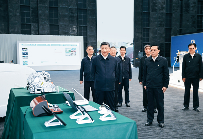 2024年10月17日至18日，中共中央總書記、國(guó)家主席、中央軍委主席習(xí)近平在安徽考察。這是17日下午，習(xí)近平在合肥濱湖科學(xué)城察看安徽省重大科技創(chuàng)新成果集中展示。 新華社記者 謝環(huán)馳/攝