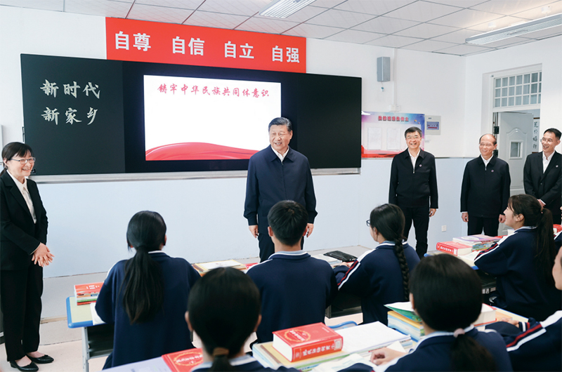 2024年6月18日至19日，中共中央總書記、國(guó)家主席、中央軍委主席習(xí)近平在青?？疾臁＿@是18日下午，習(xí)近平在果洛西寧民族中學(xué)高一（1）班觀摩“新時(shí)代、新家鄉(xiāng)”主題思政課。 新華社記者 鞠鵬/攝