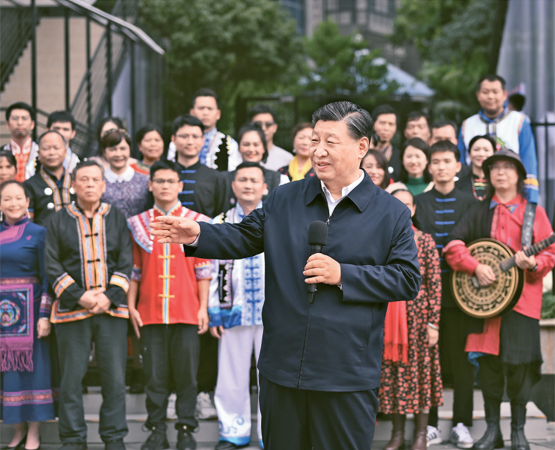 2023年12月14日至15日，中共中央總書記、國(guó)家主席、中央軍委主席習(xí)近平在廣西考察。這是14日上午，習(xí)近平在南寧市良慶區(qū)蟠龍社區(qū)考察時(shí)，同社區(qū)各族群眾親切交流。 新華社記者 燕雁/攝