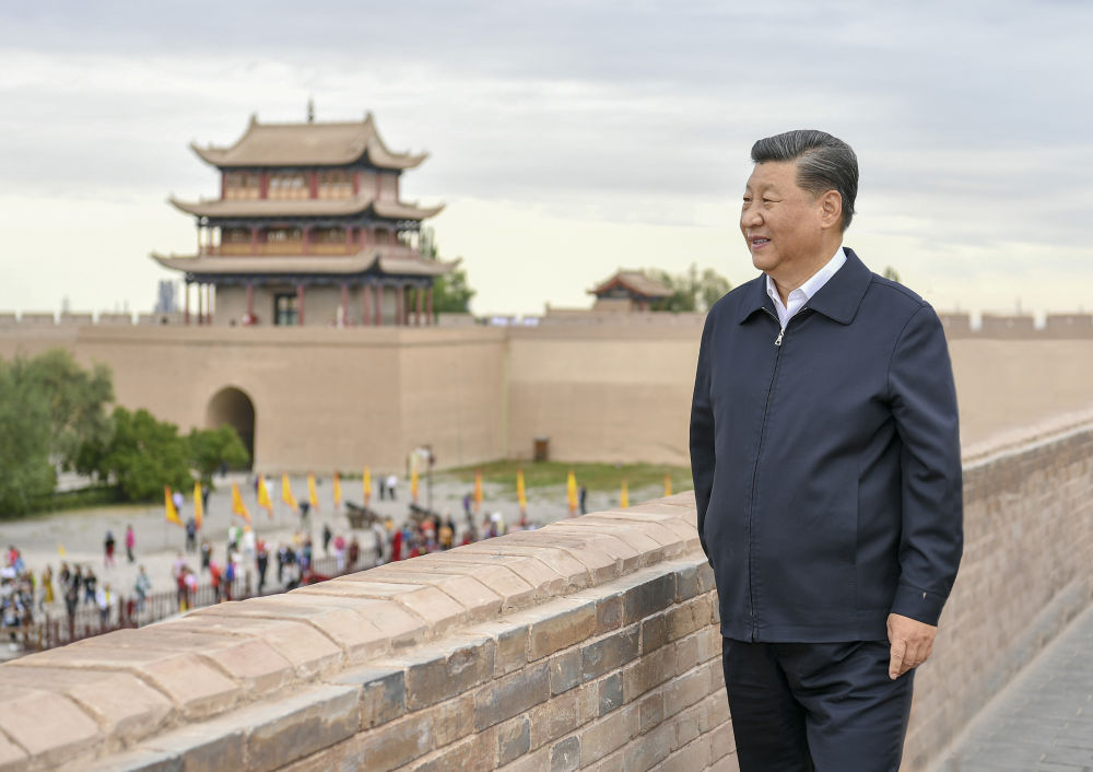 2019年8月20日上午，習(xí)近平總書記來到嘉峪關(guān)關(guān)城，登上城樓察看關(guān)城整體面貌，聽取河西走廊長城、關(guān)隘歷史文化情況介紹。新華社記者 謝環(huán)馳 攝