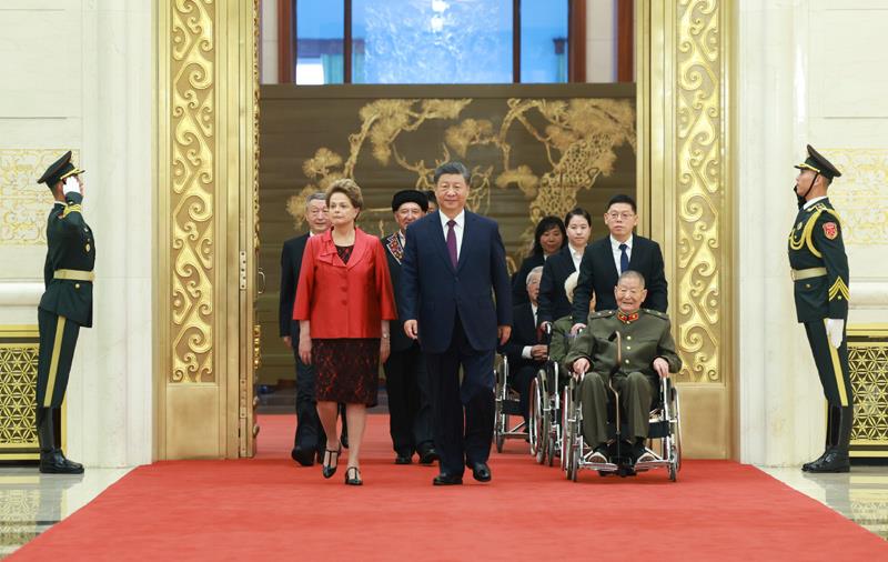 △2024年9月29日，中華人民共和國國家勛章和國家榮譽稱號頒授儀式在北京人民大會堂金色大廳隆重舉行。習(xí)近平總書記同國家勛章和國家榮譽稱號獲得者一同步入會場。