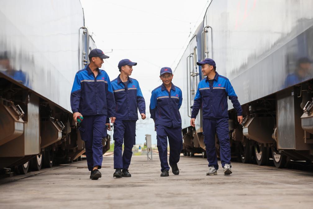 2024年9月9日，來自中國、老撾的師徒4人在中老鐵路萬象運(yùn)營管理中心的機(jī)車檢修庫內(nèi)。新華社發(fā)（楊永全攝）