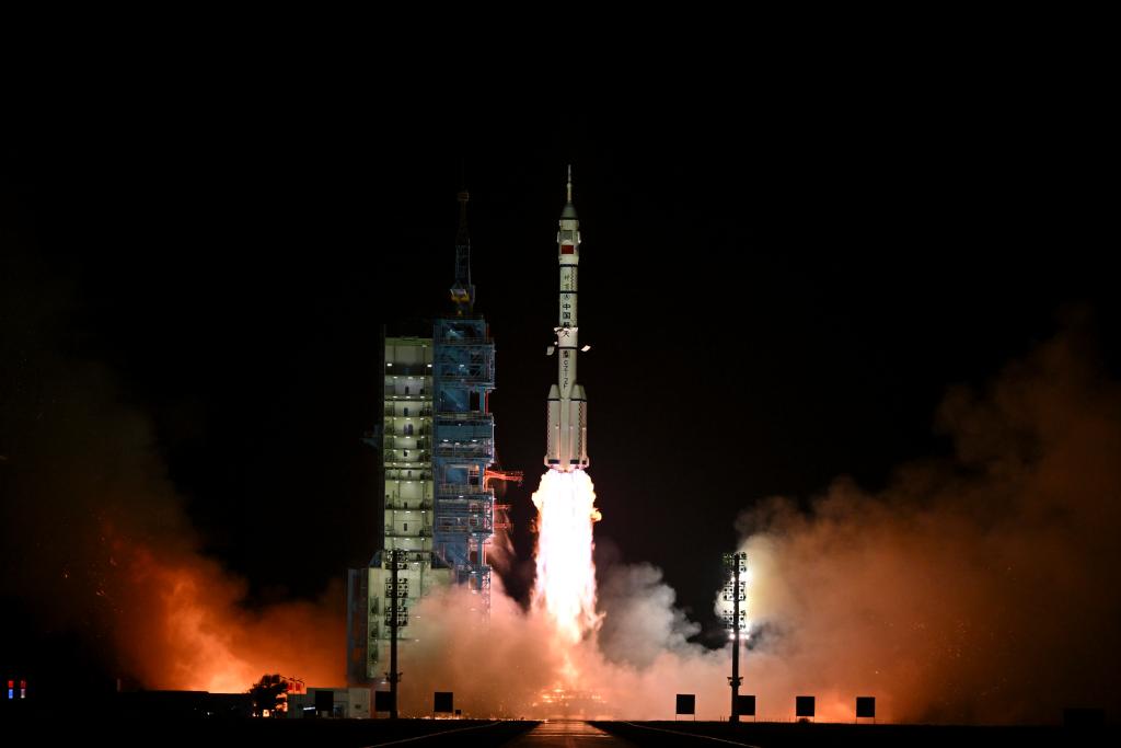 2024年10月30日，搭載神舟十九號載人飛船的長征二號F遙十九運(yùn)載火箭在酒泉衛(wèi)星發(fā)射中心點(diǎn)火發(fā)射。新華社記者李鑫攝