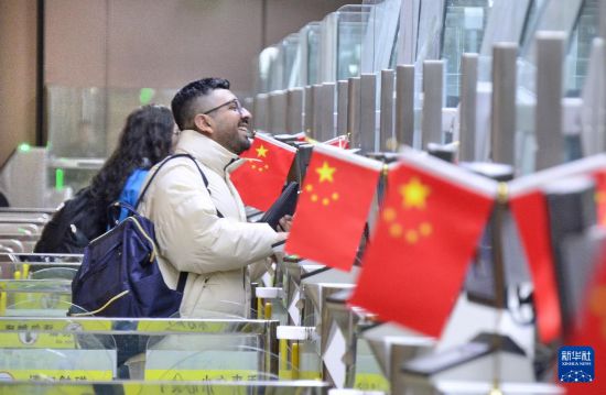 1月2日，國外旅客通過大興機(jī)場邊檢站入境。新華社記者 李欣 攝