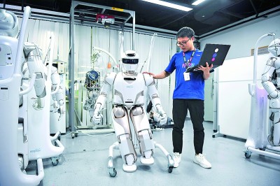 廣東深圳，一家公司的工作人員對人形機器人進行測試。新華社發(fā)