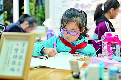 在河南洛陽(yáng)市澗西區(qū)長(zhǎng)安路街道長(zhǎng)安路二社區(qū)共享自習(xí)室內(nèi)，孩子們?cè)趯W(xué)習(xí)。李衛(wèi)超攝/光明圖片
