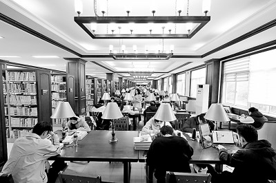 重慶大學(xué)圖書館，大學(xué)生們正在讀書學(xué)習(xí)。孫凱芳攝/光明圖片