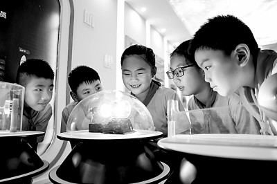 江西省南昌市青云客航天科創(chuàng)空間青少年科普館，孩子們?cè)谟^察光壓傳動(dòng)試驗(yàn)。鮑贛生攝/光明圖片