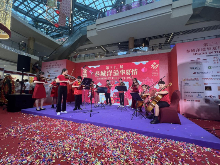 來自中國和新加坡的藝術(shù)團體聯(lián)袂表演了歌舞、器樂、武術(shù)、雜技等多種形式的文藝節(jié)目。活動主辦方供圖
