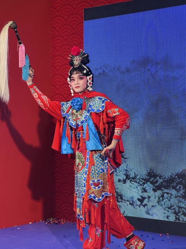 來自中國和新加坡的藝術(shù)團體聯(lián)袂表演了歌舞、器樂、武術(shù)、雜技等多種形式的文藝節(jié)目?；顒又鬓k方供圖