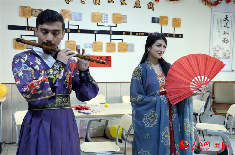 薩拉赫丁大學(xué)中文系學(xué)生們展示才藝。人民網(wǎng)伊納斯·易卜拉欣攝