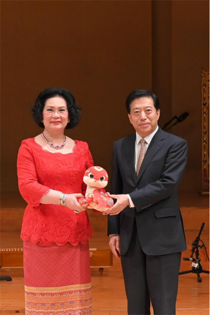 中國駐泰國大使韓志強與國際奧委會委員、泰國愛樂樂團董事會主席坤仁帕塔瑪共同出席音樂會。主辦方供圖