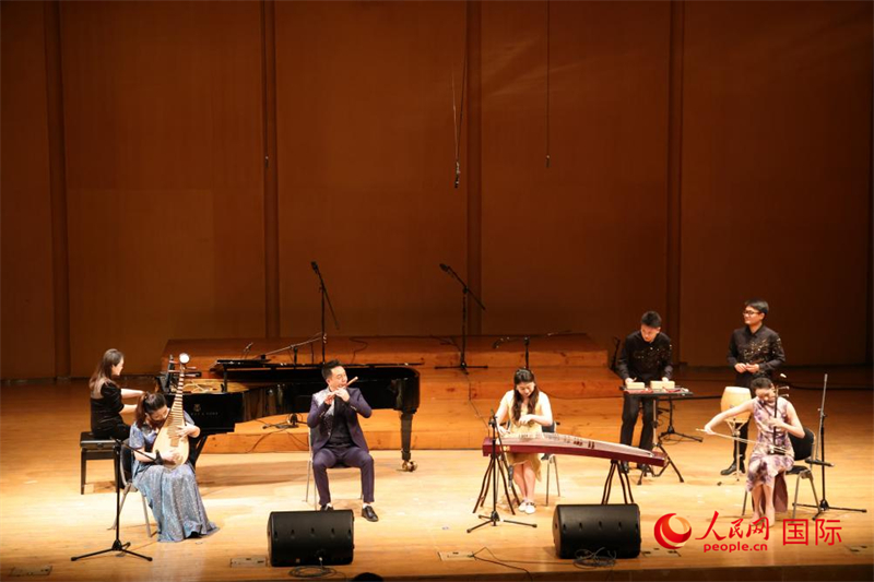 來自云南藝術學院的音樂家在演奏《金蛇狂舞》。人民網(wǎng)記者 楊一攝