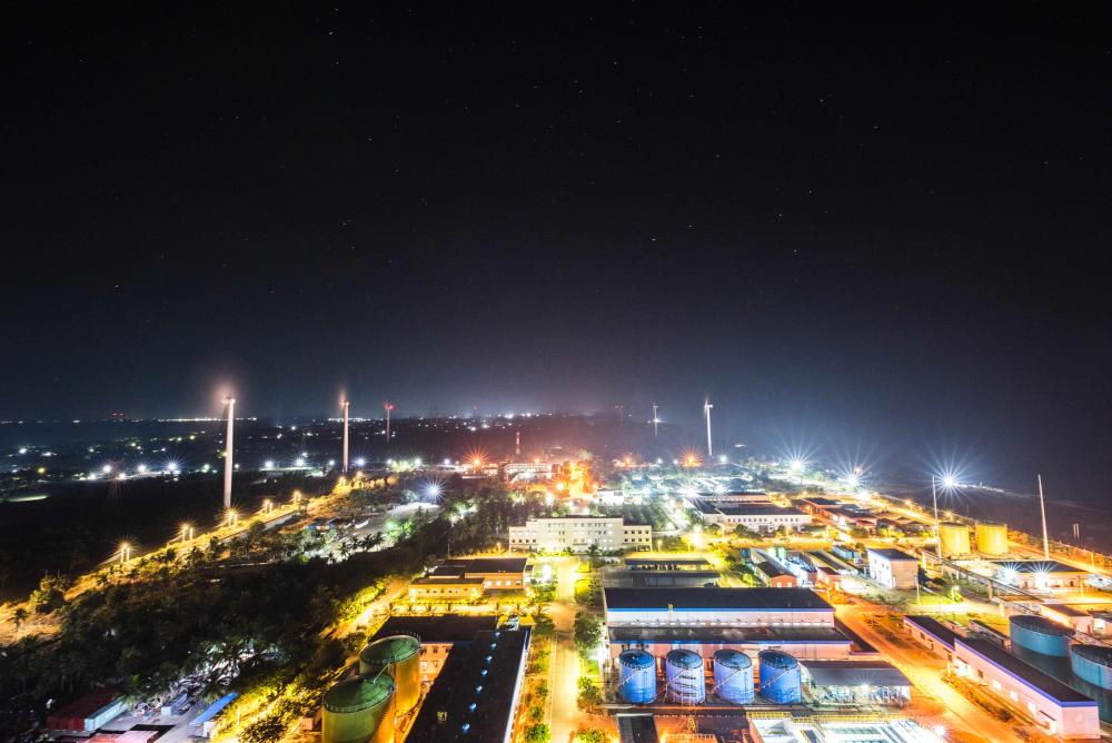 這是斯里蘭卡普特拉姆電站夜景（2020年12月8日攝）。新華社發(fā)（普特拉姆電站供圖）
