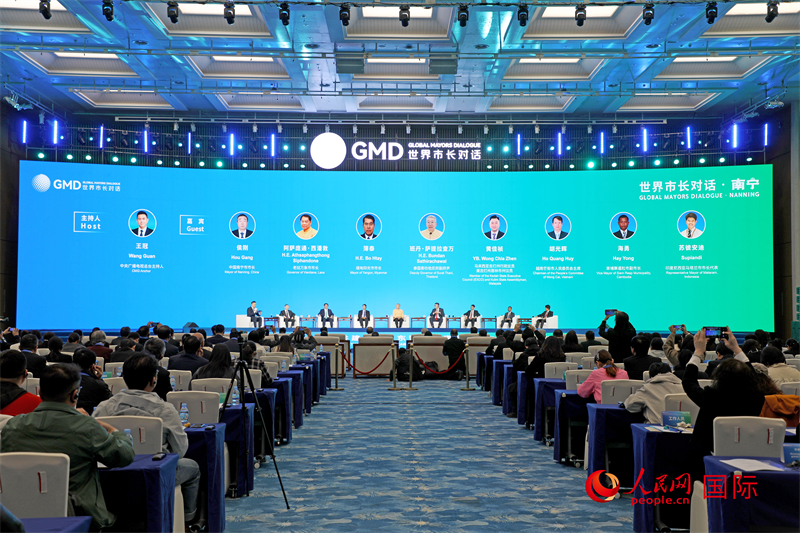 “世界市長(zhǎng)對(duì)話(huà)·南寧”活動(dòng)現(xiàn)場(chǎng)，中國(guó)和東盟國(guó)家多位市長(zhǎng)或代表參加座談分享。人民網(wǎng)記者趙益普攝