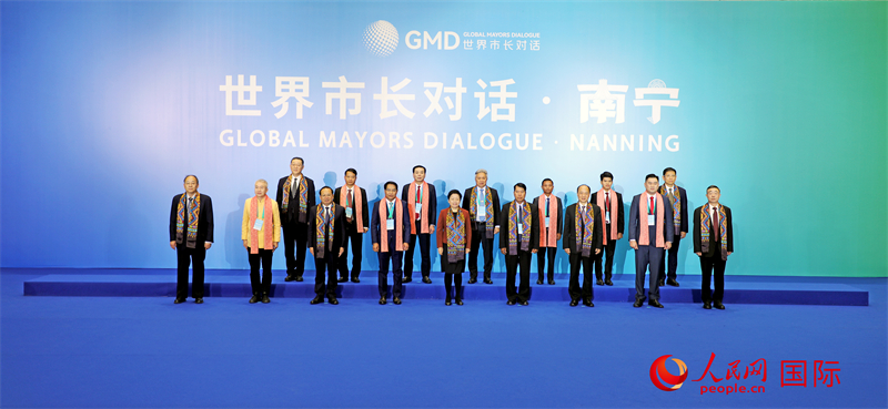 在南寧國(guó)際會(huì)展中心金桂花廳外，參加活動(dòng)的中國(guó)和東盟國(guó)家市長(zhǎng)合影留念。人民網(wǎng)記者 趙益普攝