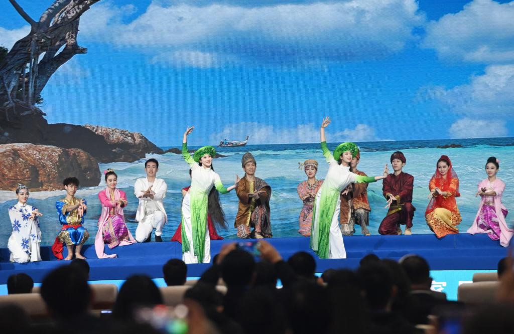 這是1月16日，在南寧國際會展中心，演員在“世界市長對話·南寧”活動間隙表演節(jié)目。新華社記者 陸波岸 攝