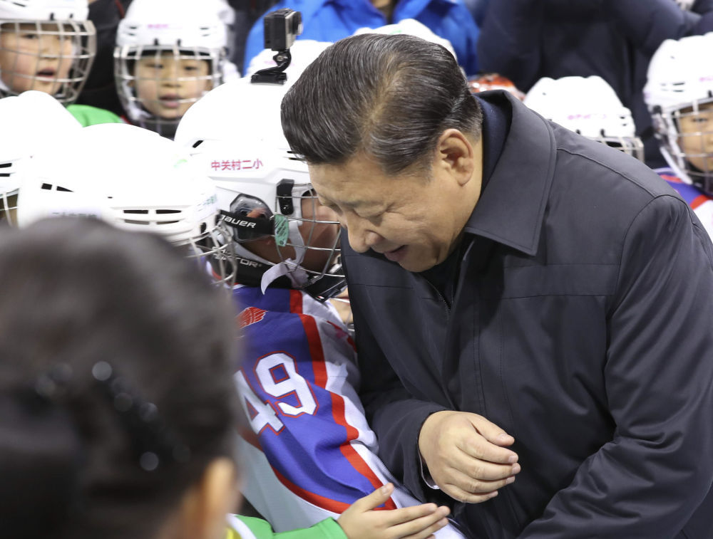 2017年2月24日，習近平在五棵松體育中心同冰球小隊員“撞肩”互動