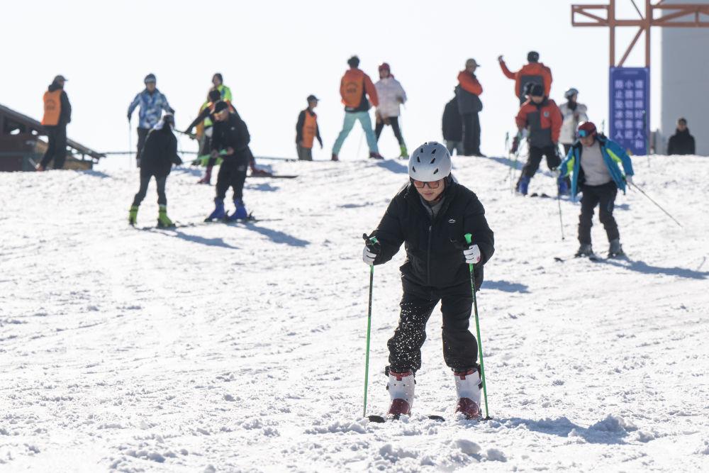 2025年1月5日，游客在湖北宜昌市夷陵區(qū)一滑雪場體驗滑雪