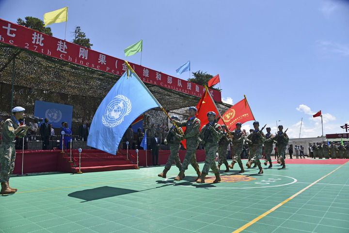 2024年4月9日，在剛果（金）南基伍省布卡武市的中國半島營區(qū)，中國第27批赴剛果（金）維和部隊(duì)官兵被授予聯(lián)合國“和平勛章”。新華社發(fā)（中國第27批赴剛果（金）維和部隊(duì)供圖）