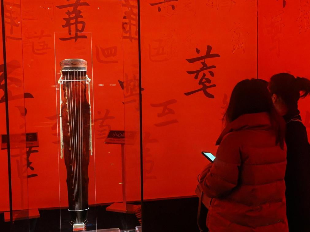近日，在浙江省博物館之江館區(qū)，故宮博物館收藏的唐“大圣遺音”琴在“‘故宮·茶世界’觀茶——茶文化精品展”展出。新華社記者 馮源 攝