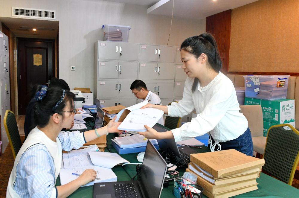 福州市委巡察機構對全市法院系統(tǒng)開展提級聯(lián)動交叉巡察。在永泰縣駐地，巡察組工作人員查看財務憑證（2024年5月21日攝）。新華社記者 林善傳 攝