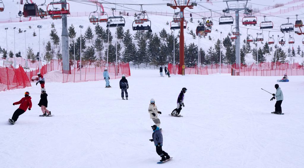 2025年1月8日，滑雪愛好者在新疆阿勒泰市將軍山滑雪場的雪道上滑行。新華社記者 張嘯誠 攝
